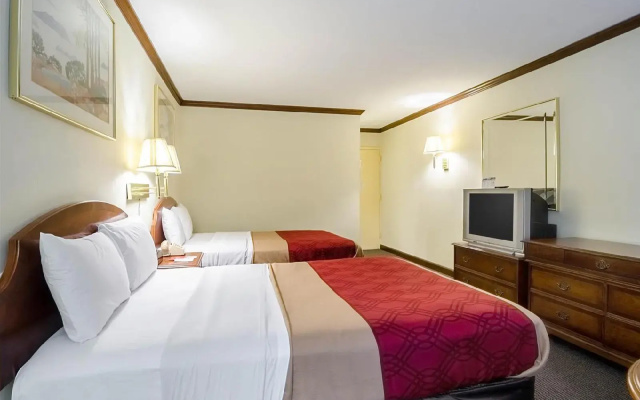 photo 3 of Econo Lodge Colonial