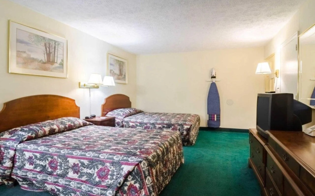 photo 4 of Econo Lodge Colonial