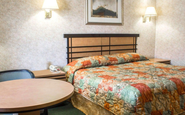 photo 3 of Econo Lodge Inn & Suites Colonie Center Mall