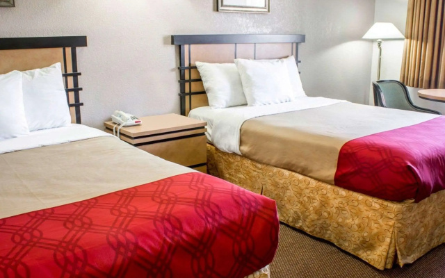 photo 4 of Econo Lodge Inn & Suites Colonie Center Mall