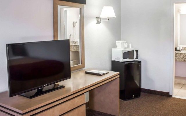 photo 5 of Econo Lodge Inn & Suites Colonie Center Mall