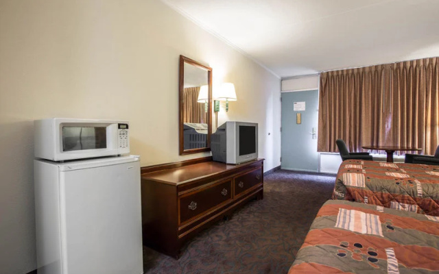 photo 3 of Econo Lodge and Conference Center