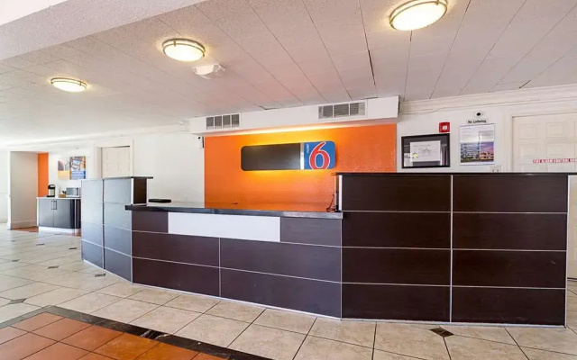 photo 2 of Motel 6 Dallas, TX - Market Center