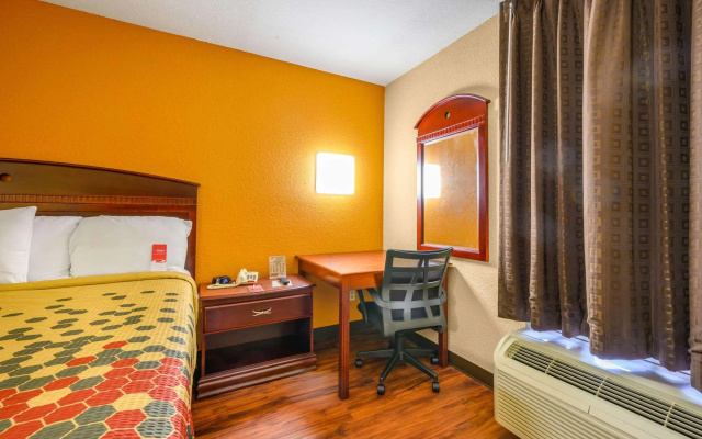 photo 3 of Econo Lodge Decatur South