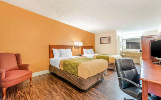 photo 2 of Econo Lodge Louisville Downtown
