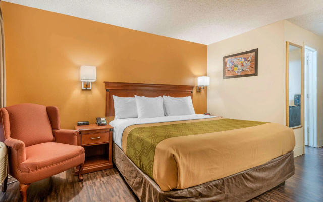 photo 4 of Econo Lodge Louisville Downtown