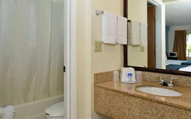 photo 5 of Econo Lodge East