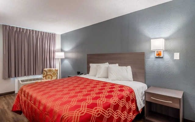 photo 3 of Econo Lodge East Ridge