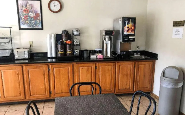 photo 4 of Econo Lodge Erie