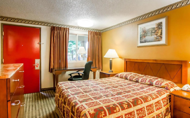 photo 3 of Econo Lodge Expo Center