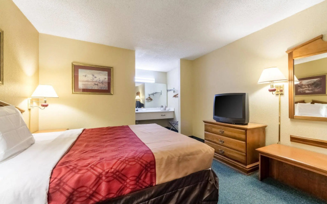 photo 3 of Econo Lodge Hotel Fayetteville