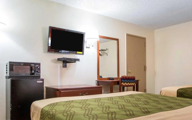 photo 2 of Econo Lodge Fort Lee