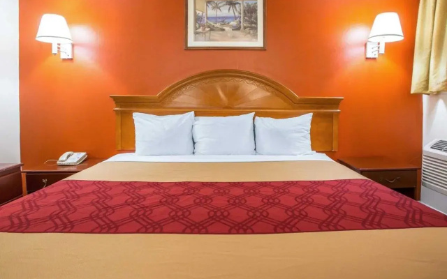photo 3 of Econo Lodge Fort Lee
