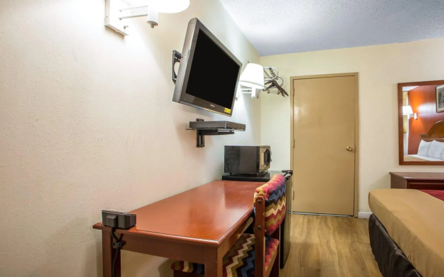 photo 5 of Econo Lodge Fort Lee