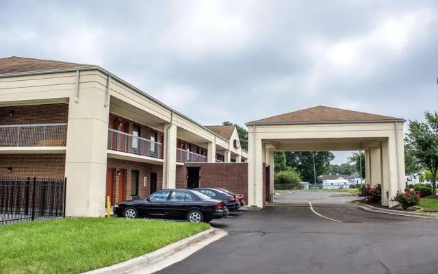 photo 2 of Econo Lodge Henderson
