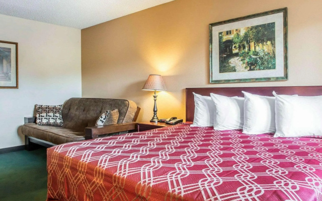 photo 5 of Econo Lodge Springfield I-44
