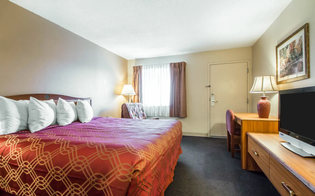 photo 4 of Econo Lodge I-44 - Exit 80