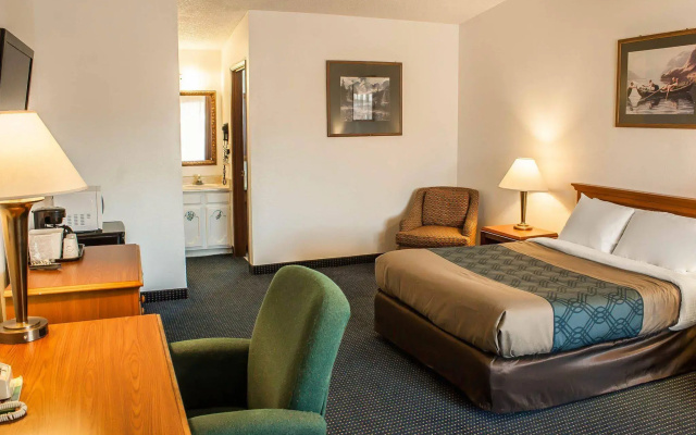 photo 5 of Econo Lodge Inn & Suites