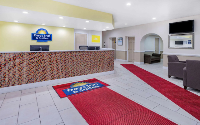 photo 2 of Days Inn & Suites by Wyndham Williamsburg Colonial