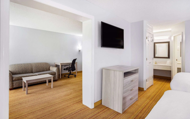 photo 3 of Days Inn & Suites by Wyndham Williamsburg Colonial