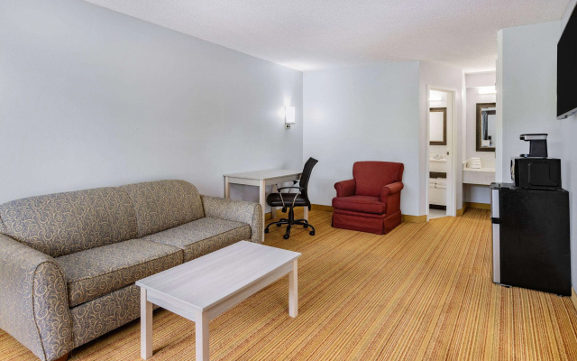 photo 4 of Days Inn & Suites by Wyndham Williamsburg Colonial
