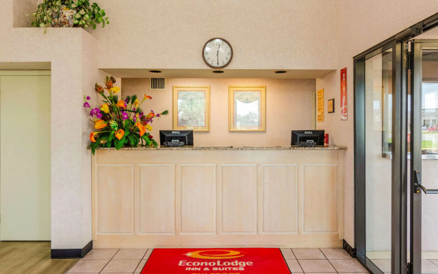photo 2 of Econo Lodge Inn & Suites Gulfport Airport