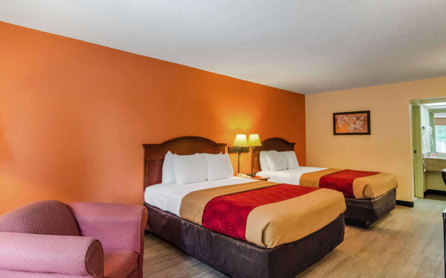 photo 3 of Econo Lodge Inn & Suites Gulfport Airport