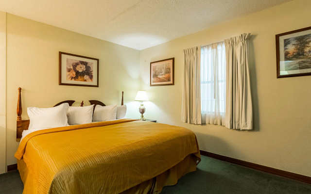 photo 5 of Econo Lodge Inn & Suites