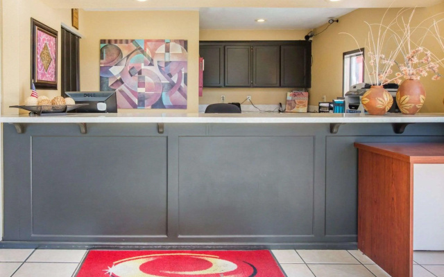 photo 2 of Econo Lodge Inn & Suites Lodi - Wine Country Area