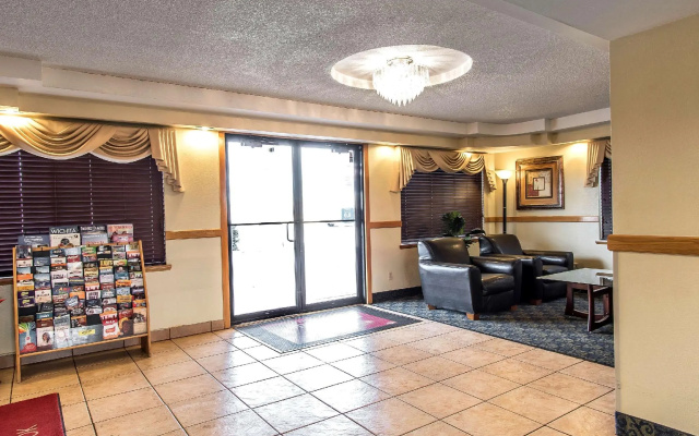 photo 2 of Brentwood Inn Clinton