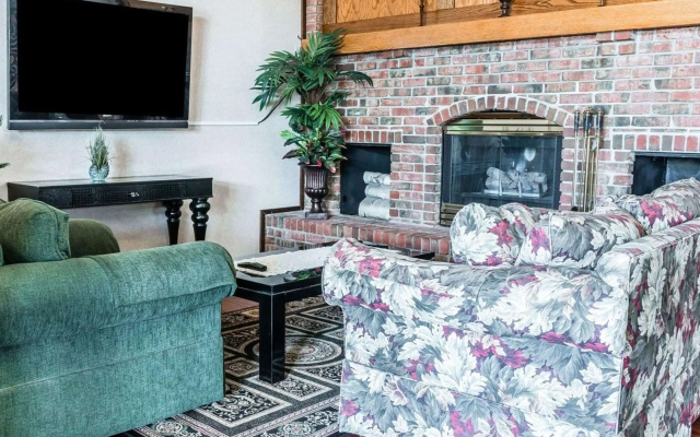 photo 3 of Econo Lodge & Suites Grand Rapids Airport