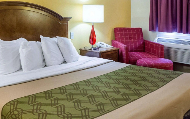 photo 2 of Econo Lodge Inn and Suites Carrollton Smithfield