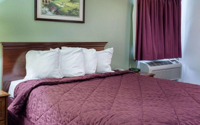 photo 3 of Econo Lodge Inn and Suites Carrollton Smithfield