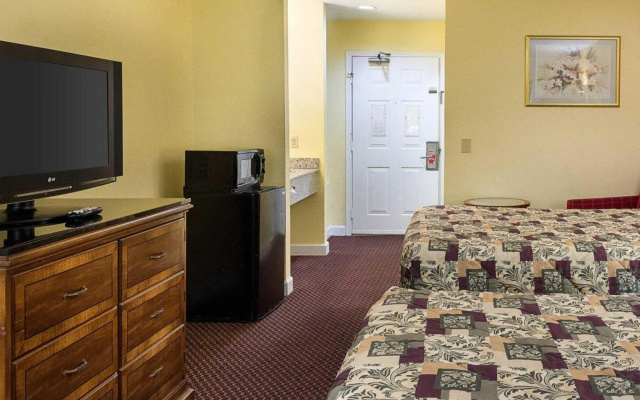 photo 4 of Econo Lodge Inn and Suites Carrollton Smithfield
