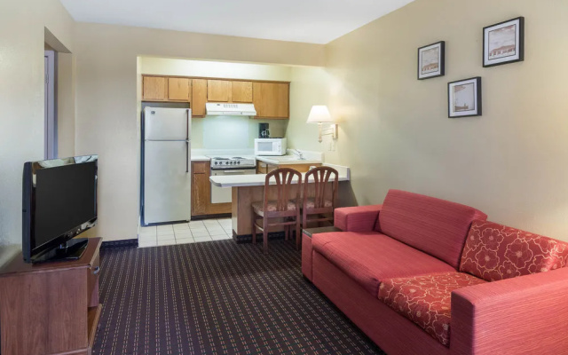 photo 4 of Econo Lodge Inn  Suites Six Flags
