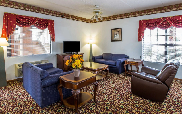 photo 2 of Econo Lodge Inn & Suites Albany North