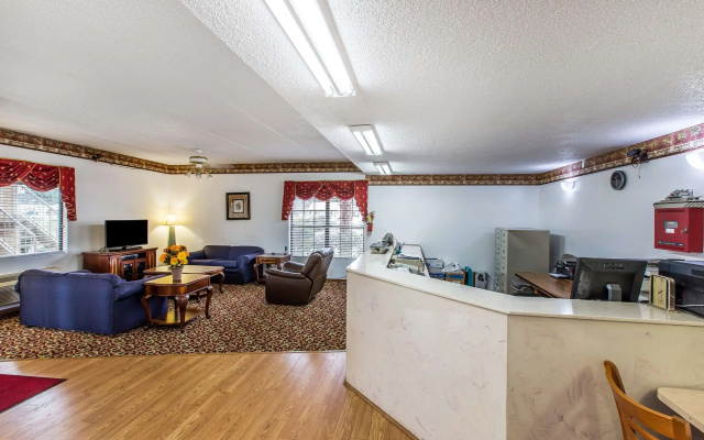 photo 3 of Econo Lodge Inn & Suites Albany North