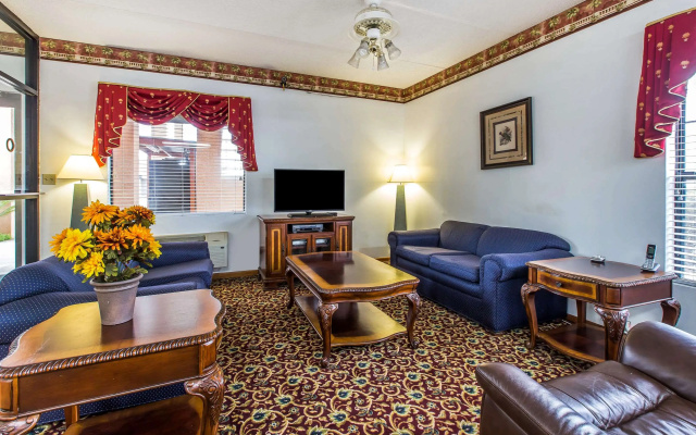 photo 4 of Econo Lodge Inn & Suites Albany North