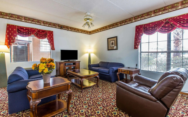 photo 5 of Econo Lodge Inn & Suites Albany North