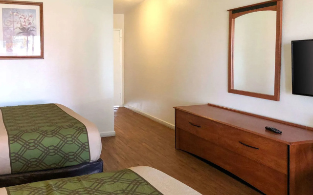 photo 2 of Econo Lodge Inn & Suites Oakland Airport