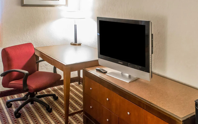 photo 5 of Econo Lodge Inn & Suites