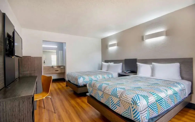 photo 3 of Econo Lodge Inn & Suites