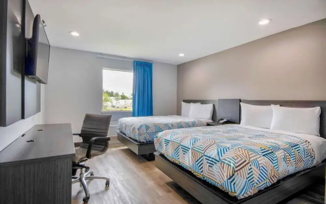 photo 4 of Econo Lodge Inn & Suites