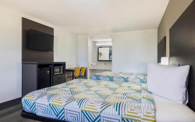 photo 2 of Econo Lodge Inn & Suites