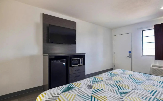 photo 3 of Econo Lodge Inn & Suites