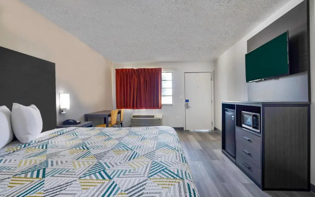 photo 4 of Econo Lodge Inn & Suites