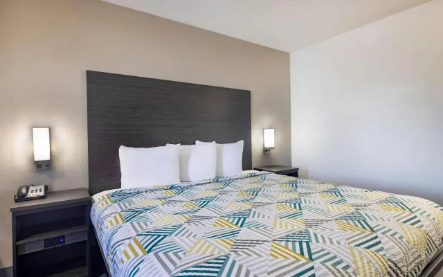 photo 5 of Econo Lodge Inn & Suites