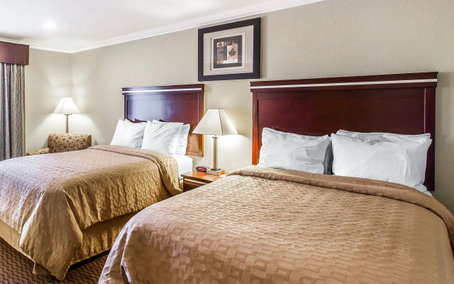 photo 3 of Econo Lodge Inn & Suites