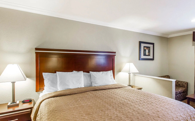 photo 4 of Econo Lodge Inn & Suites