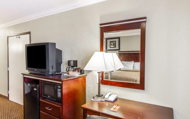 photo 5 of Econo Lodge Inn & Suites